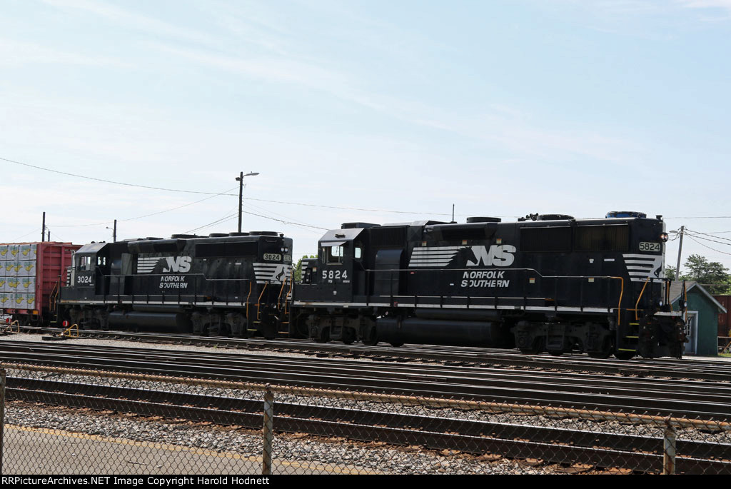 NS 5824 & 3024 switch train P30 in the yard